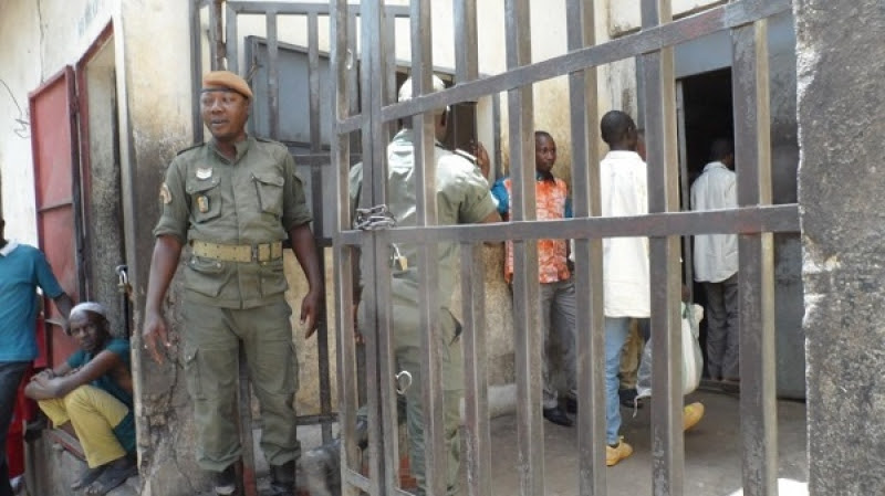Cameroun: Deux ans après la confirmation de la mort en détention de 25 personnes, leurs familles ignorent toujours leur lieu d’inhumation