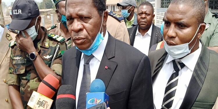 La théorie du fou au pouvoir à Yaoundé / The theory of the madman in power in Yaoundé